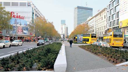 Der neugestaltete Mittelstreifen auf der Tauentzienstraße: Granit und Eibenhecken.
