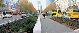 Der neugestaltete Mittelstreifen auf der Tauentzienstraße: Granit und Eibenhecken.