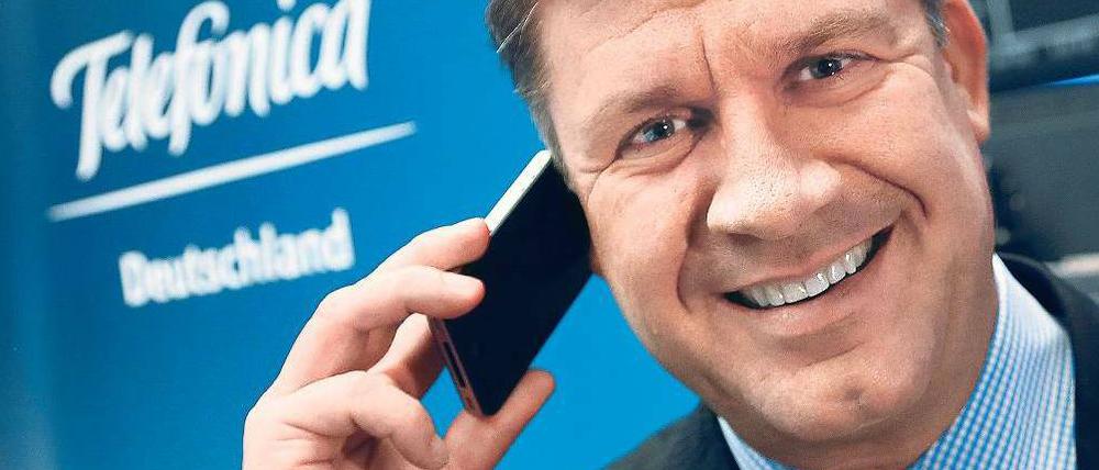 Mit iPhone aufs Parkett. René Schuster hofft auf mehr Wettbewerb bei Smartphones. Ein Modell für 50 Euro könne das O2-Geschäft beflügeln. Foto: Reuters