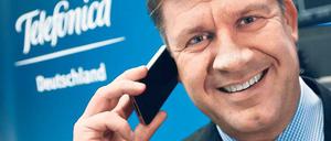 Mit iPhone aufs Parkett. René Schuster hofft auf mehr Wettbewerb bei Smartphones. Ein Modell für 50 Euro könne das O2-Geschäft beflügeln. Foto: Reuters