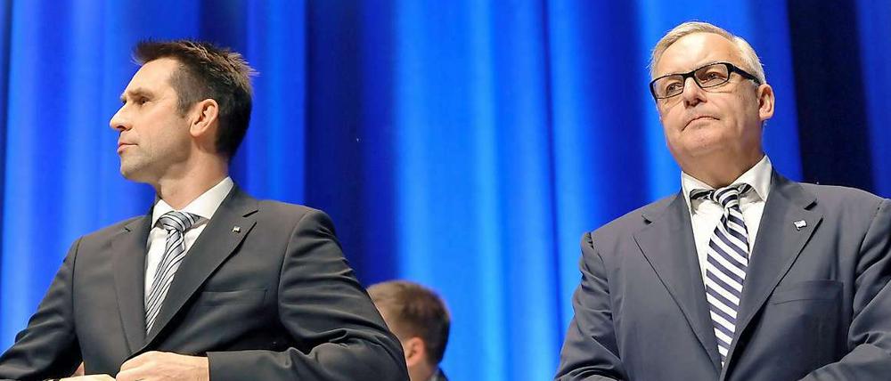 Jacke zu und durch? Michael Preetz (l.) und Werner Gegenbauer bei der Mitgliederversammlung von Hertha BSC am Montag.