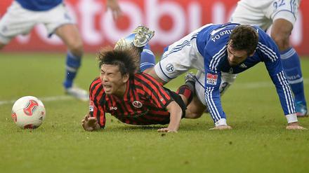 Bauchlandung. Schalke 04 und Eintracht Frankfurt rutschen in der Tabelle beide um einen Platz ab.