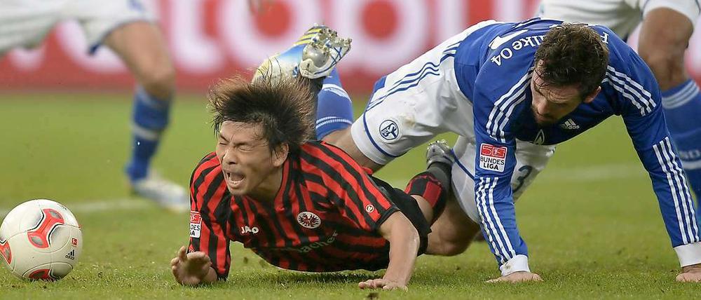 Bauchlandung. Schalke 04 und Eintracht Frankfurt rutschen in der Tabelle beide um einen Platz ab.