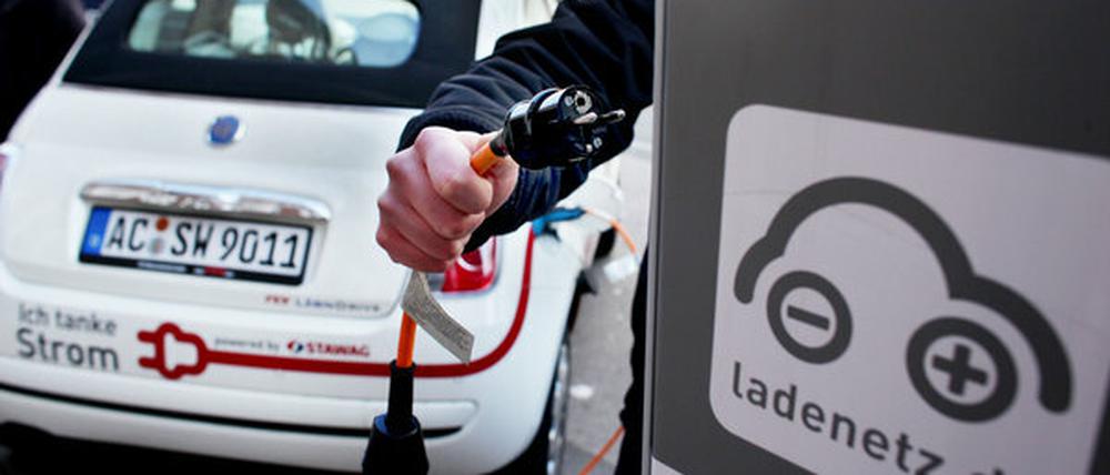 Steuer sparen mit dem Elektroauto: Die Bundesregierung gibt zwar keinen Zuschüsse, verzichtet aber auf Steuern bei Elektroautos.