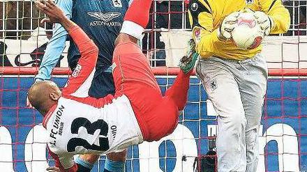 Trockenübung. Unions Silvio kann nicht abschließen, weil Münchens Torwart Gabor Kiraly einen Flankenball abfängt. Foto: dpa