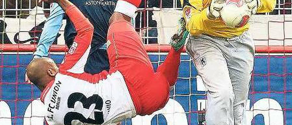 Trockenübung. Unions Silvio kann nicht abschließen, weil Münchens Torwart Gabor Kiraly einen Flankenball abfängt. Foto: dpa