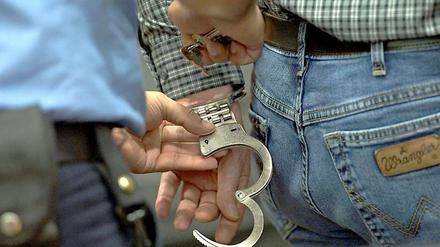 Die brandenburgische Polizei nahm drei Männer fest, die verdächtigt werden, die 17-Jährige Maike T. getötet zu haben.