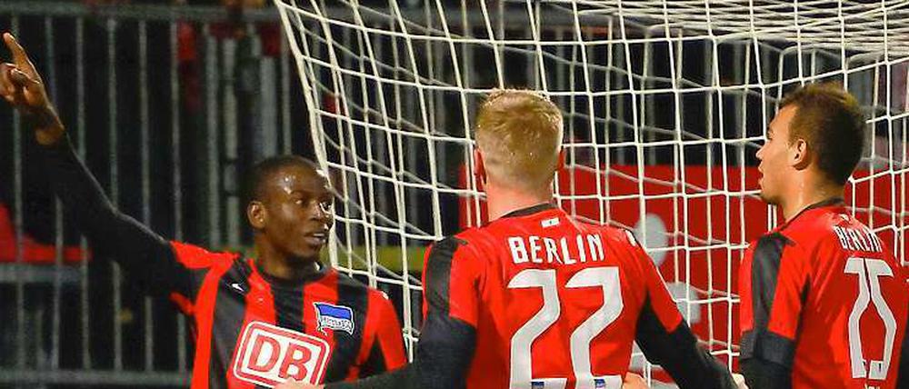 Geht es weiter aufwärts? Die Hertha-Spieler um Adrian Ramos (l.) wollen gegen St. Pauli den nächsten Sieg.