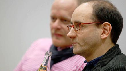 Der Geschäftsführer der Piraten, Johannes Ponader (r.), und der Vorsitzende Bernd Schloemer im Jahrhunderthaus der IG Metall in Bochum.
