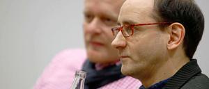 Der Geschäftsführer der Piraten, Johannes Ponader (r.), und der Vorsitzende Bernd Schloemer im Jahrhunderthaus der IG Metall in Bochum.
