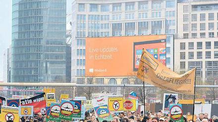Protest im Zentrum. Die Demonstration gegen Fluglärm zog am Sonnabend vom Potsdamer Platz zur SPD-Parteizentrale in Kreuzberg. Foto: Paul Zinken/dpa