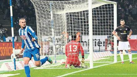 Blau-weiße Freude. Herthas Ben Sahar bejubelt seinen Siegtreffer kurz vor dem Abpfiff. Foto: Koch