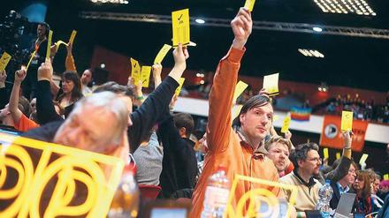 Ganz traditionell. Auch die Piraten stimmten auf ihrem Parteitag mit Stimmkarten ab, die man sichtbar nach oben zu halten hatte, um gezählt werden zu können. 