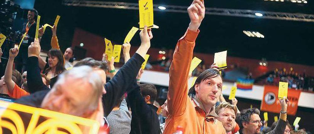 Ganz traditionell. Auch die Piraten stimmten auf ihrem Parteitag mit Stimmkarten ab, die man sichtbar nach oben zu halten hatte, um gezählt werden zu können.