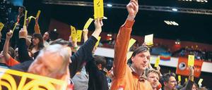 Ganz traditionell. Auch die Piraten stimmten auf ihrem Parteitag mit Stimmkarten ab, die man sichtbar nach oben zu halten hatte, um gezählt werden zu können. 