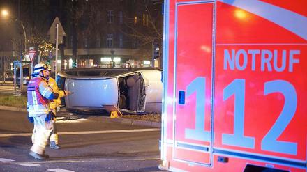 In dem Einsatzfahrzeug wurden eine Patientin und drei Mitarbeiter leicht verletzt. Die 74-jährige Autofahrerin wurde ebenfalls leicht verletzt.