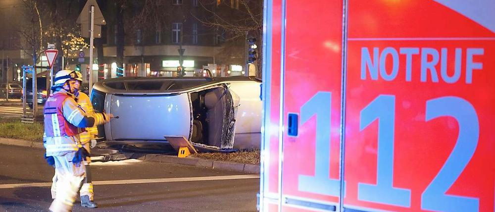 In dem Einsatzfahrzeug wurden eine Patientin und drei Mitarbeiter leicht verletzt. Die 74-jährige Autofahrerin wurde ebenfalls leicht verletzt.