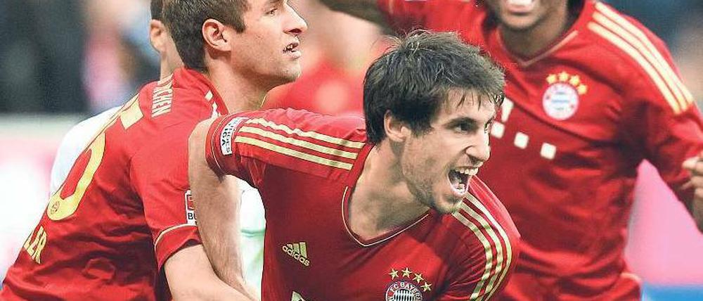 Si, Señor! Thomas Müller (l.) und Dante (r.) feiern mit Javi Martinez das erste Bundesliga-Tor des Spaniers. Foto: dpa