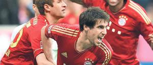 Si, Señor! Thomas Müller (l.) und Dante (r.) feiern mit Javi Martinez das erste Bundesliga-Tor des Spaniers. Foto: dpa
