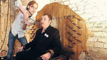 Gewollte Folter: Schauspieler Christopher Walther bearbeitet seinen Prüfer Kieron Smith.