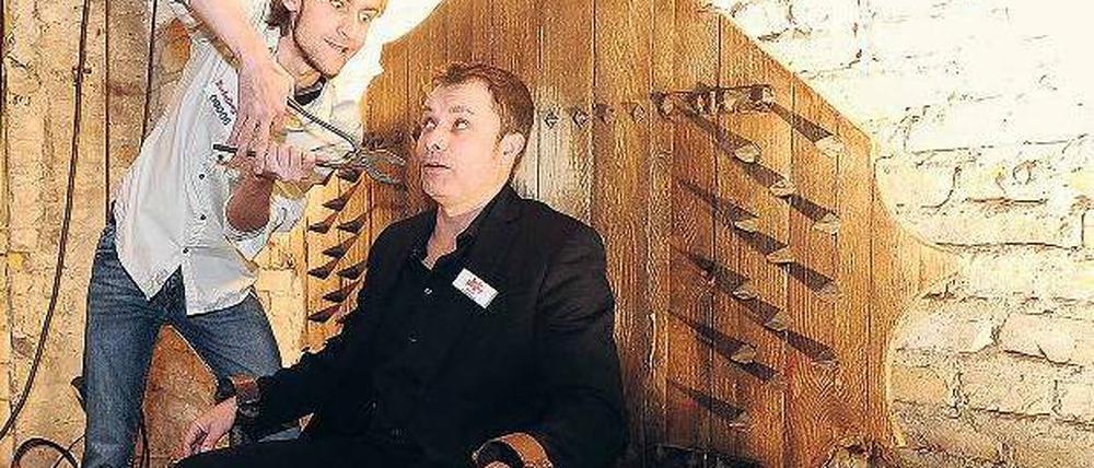 Gewollte Folter: Schauspieler Christopher Walther bearbeitet seinen Prüfer Kieron Smith.