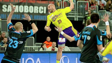 Mit starker Aufholjagd zum Sieg. Konstantin Igropulo und die Füchse Berlin gewinnen bei Croatia Zagreb.