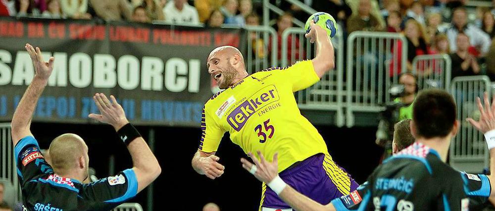 Mit starker Aufholjagd zum Sieg. Konstantin Igropulo und die Füchse Berlin gewinnen bei Croatia Zagreb.