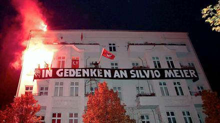 Die Stimmung war gereizt, es blieb aber ruhig: Der Friedrichshain am Samstag während des Gedenkmarsches. 