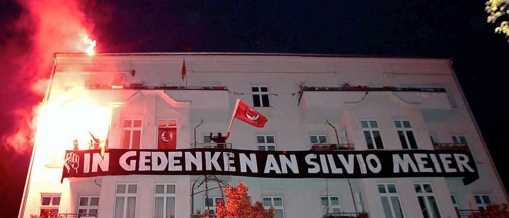 Die Stimmung war gereizt, es blieb aber ruhig: Der Friedrichshain am Samstag während des Gedenkmarsches.