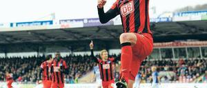 Hoch hinaus im Erzgebirge. Herthas Felix Bastians konnte sich durch ein halbes Tor und einen vollen Sprung in Aue auszeichnen. Foto: dpa