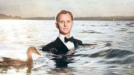 Baden gehen. Ende September ist Sänger Max Raabe fürs Foto in die Havel gestiegen. Die von links passierende Ente fand den feuchten Herren im Smoking offensichtlich trotz seiner ungerührten Miene interessant.