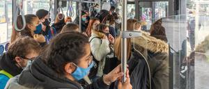 Eng gedrängt in Bus und Bahn; kein Wunder, dass sich viele vor einer Infektion fürchten. 