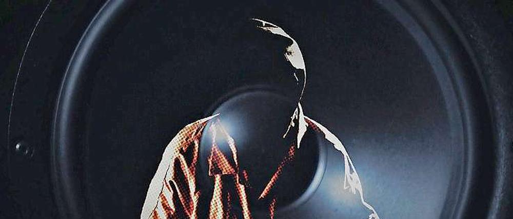 Der Dokumentarfilm zeigt, wie in Kriegen Musik als Waffe eingesetzt wird. Auf dem Titelbild ist ein Gefangener vor einer Lautsprecher-Membran zu sehen. 