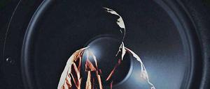 Der Dokumentarfilm zeigt, wie in Kriegen Musik als Waffe eingesetzt wird. Auf dem Titelbild ist ein Gefangener vor einer Lautsprecher-Membran zu sehen. 