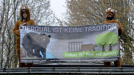 Tierschützer auf dem Dach des Bärenzwingers: "Tierqual ist keine Tradition. Freiheit für Maxi und Schnute" 