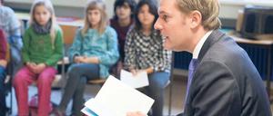 Lesepate. Minister Daniel Bahr. Foto: dpa