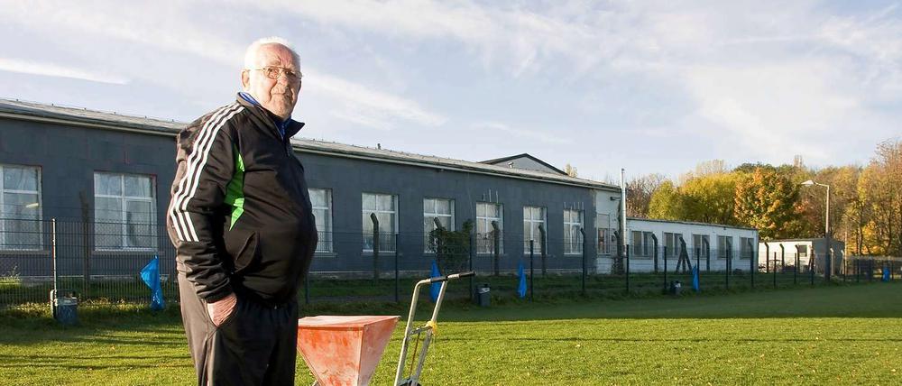 Kreidezeit: Jeden Tag um Acht Uhr steht Baldur Lemke pünktlich auf seinem Platz. Denn: "Es gibt immer watt zu tun."