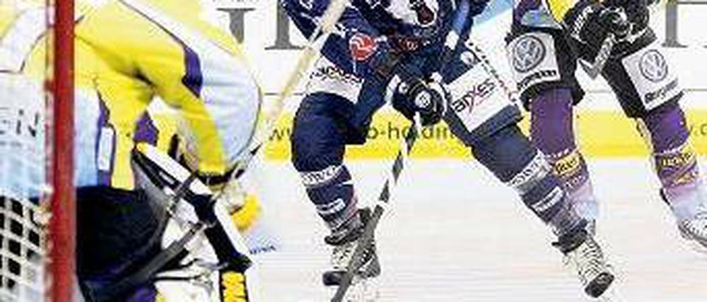 Puck am Stock. Travis Mulock (blaues Trikot) gelang im ersten Drittel der wichtige Anschlusstreffer für die Eisbären.Foto: Thiemo Napierski