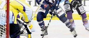Puck am Stock. Travis Mulock (blaues Trikot) gelang im ersten Drittel der wichtige Anschlusstreffer für die Eisbären.Foto: Thiemo Napierski