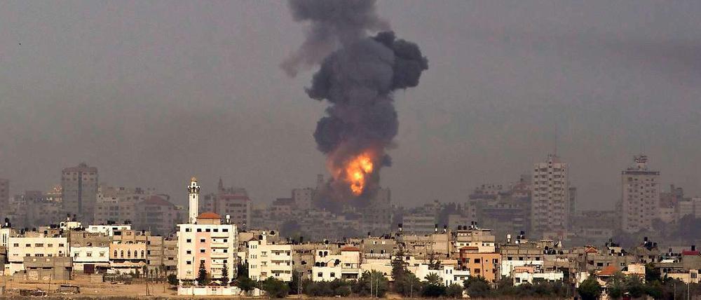 Feuer nach einem israelischen Luftangriff im nördlichen Gazastreifen.