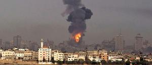 Feuer nach einem israelischen Luftangriff im nördlichen Gazastreifen.