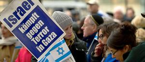 Mit Fähnchen und Plakaten. Mehrere hundert Menschen demonstrierten am Kurfürstendamm – der Protest soll nun jeden Sonntag stattfinden.