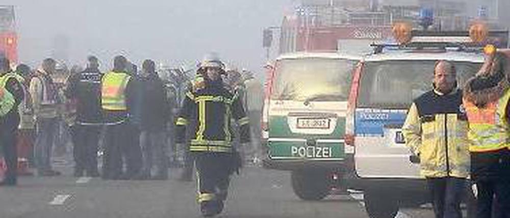Stundenlang arbeiteten die Retter auf der Autobahn bei Offenburg. Foto: dpa