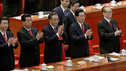 Der chinesische Vizepräsident Xi Jinping (l.), der abgetretene Präsident Hu Jintao (4.v.l.) undder frühere Präsident und Generalsekretär der Kommunistischen Partei Chinas Jiang Zemin auf dem Parteikongress in China.