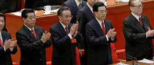 Der chinesische Vizepräsident Xi Jinping (l.), der abgetretene Präsident Hu Jintao (4.v.l.) undder frühere Präsident und Generalsekretär der Kommunistischen Partei Chinas Jiang Zemin auf dem Parteikongress in China.