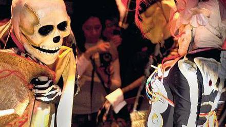 Dia de los Muertos – Tag der Toten, heißt ein mexikanischer Feiertag, an dem traditionell der Verstorbenen gedacht wird – auch in Berlin. Foto: RBB