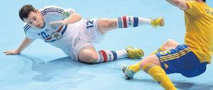 Grätschen auf Gummi. Die WM-Teams müssen auf kleinere Hallen ausweichen, hier kämpfen Paraguays Marcos Benitez (l.) und der Ukrainer Dimitrij Sorokin um den Ball. Foto: AFP