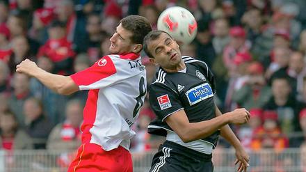 Kopf an Kopf. Berlins Markus Karl (links) und Aalens Cidimar kaempfen um den Ball.