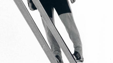 Hans-Georg Aschenbach, 61, war der beste Skispringer der DDR. 1974 wurde er Weltmeister auf der Normal- und der Großschanze, er gewann die Vierschanzentournee und wurde 1976 Olympiasieger in Innsbruck (unser Foto). Als Sportarzt blieb er 1988 bei einer Mannschaftsreise nach Hinterzarten in der Bundesrepublik und machte danach die Dopingpraktiken in der DDR öffentlich. Heute arbeitet er als Mediziner in Freiburg. In seinem Buch „Euer Held. Euer Verräter“ (Mitteldeutscher Verlag) zeichnet er sein Leben nach. Das Gespräch entstand im Rahmen einer Geschichtstagung der Deutschen Gesellschaft in Berlin. 