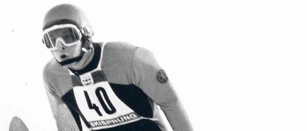 Hans-Georg Aschenbach, 61, war der beste Skispringer der DDR. 1974 wurde er Weltmeister auf der Normal- und der Großschanze, er gewann die Vierschanzentournee und wurde 1976 Olympiasieger in Innsbruck (unser Foto). Als Sportarzt blieb er 1988 bei einer Mannschaftsreise nach Hinterzarten in der Bundesrepublik und machte danach die Dopingpraktiken in der DDR öffentlich. Heute arbeitet er als Mediziner in Freiburg. In seinem Buch „Euer Held. Euer Verräter“ (Mitteldeutscher Verlag) zeichnet er sein Leben nach. Das Gespräch entstand im Rahmen einer Geschichtstagung der Deutschen Gesellschaft in Berlin. 